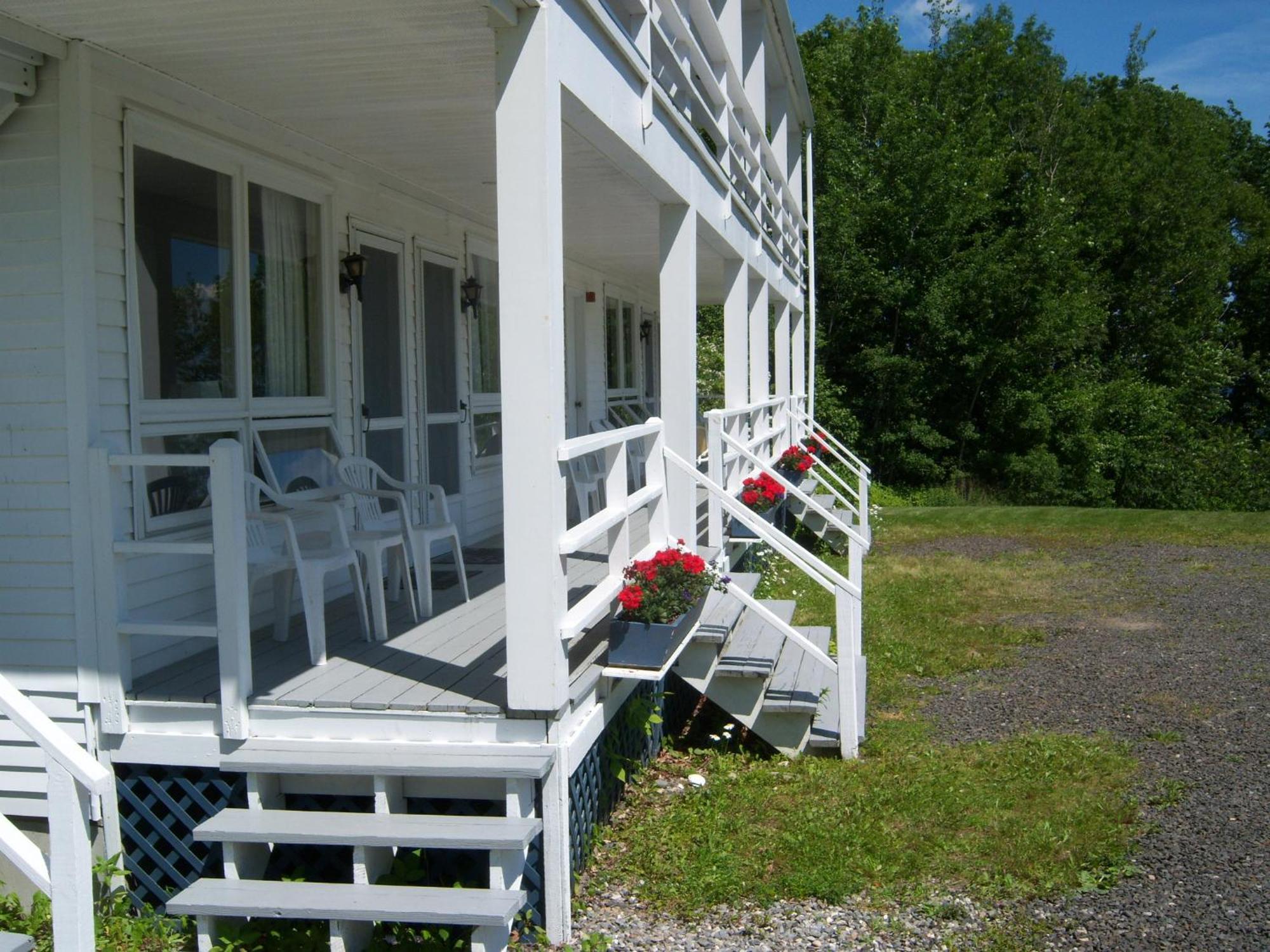 High Tide On The Ocean, And Inn *