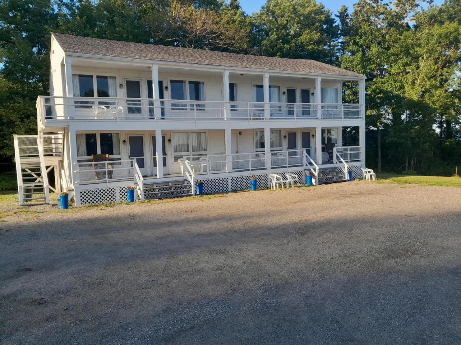 Inn High Tide On The Ocean, And